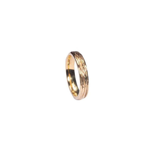 Golden Wave Ring | Elegant and Timeless Jewelry